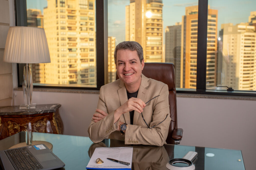 dermatologista weber coelho em sua mesa no consutório